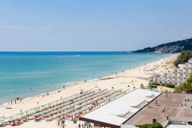 Karadeniz kıyı, mavi temiz su, kum, umbrellaand şezlong ile plaj. Albena, Bulgaristan