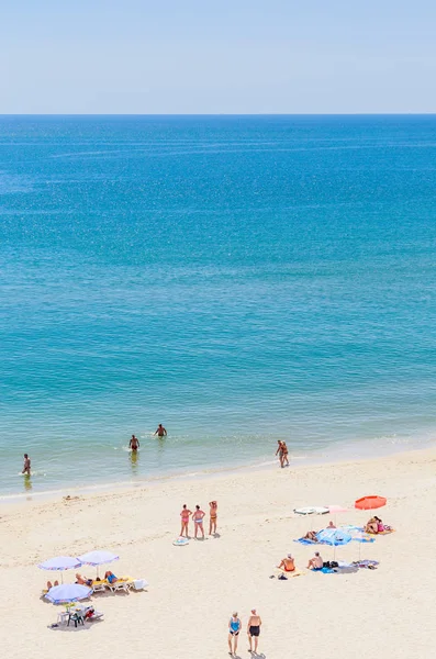 La orilla del Mar Negro, aguas cristalinas azules, playa con arena, umbrellay tumbonas. Albena, Bulgaria — Foto de Stock