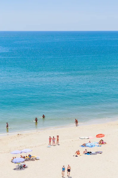 Black Sea shore, niebieski czystą wodą, plaża z piaskiem, umbrellaand leżakami. Albena, Bułgaria — Zdjęcie stockowe