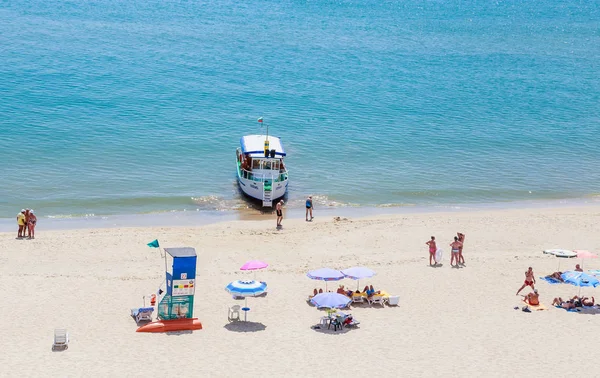 Black Sea shore, niebieski czystą wodą, plaża z piaskiem, umbrellaand leżakami. Albena, Bułgaria — Zdjęcie stockowe