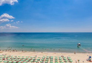 Karadeniz kıyı, mavi temiz su, kum, şemsiye ve şezlong ile plaj. Albena, Bulgaristan