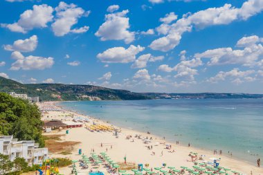 Karadeniz kıyı, mavi temiz su, kum, şemsiye ve şezlong ile plaj. Albena, Bulgaristan