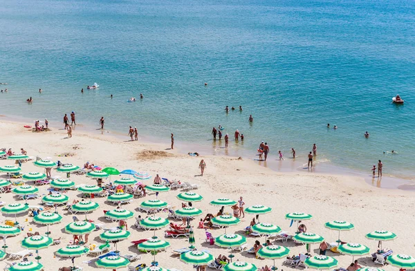 Le rivage de la mer Noire, l'eau claire bleue, la plage avec du sable, des parasols et des chaises longues. Albena, Bulgarie — Photo
