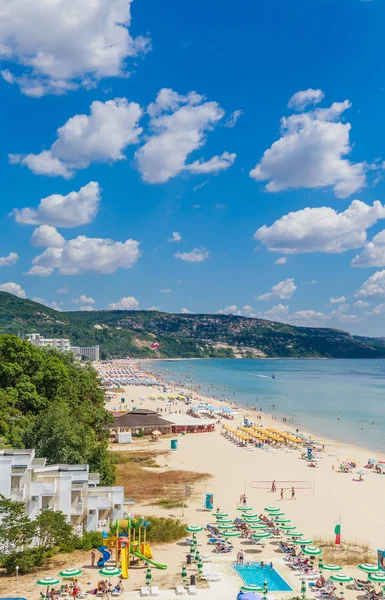 La orilla del Mar Negro, aguas cristalinas azules, playa con arena, sombrillas y tumbonas. Albena, Bulgaria — Foto de Stock