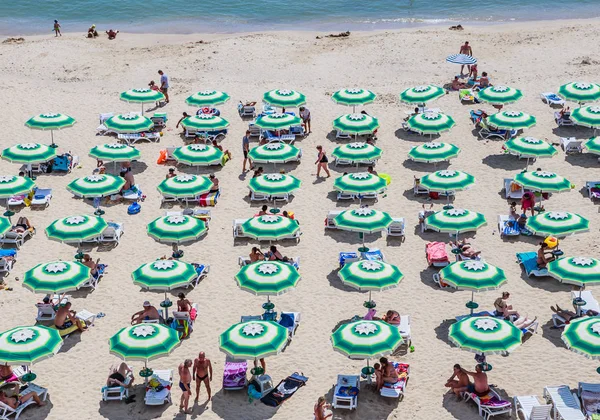 A costa do Mar Negro, água azul clara, praia com areia, guarda-sóis e espreguiçadeiras. Albena, Bulgária — Fotografia de Stock