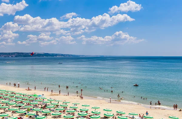 The Black Sea shore, blue clear water, beach with sand, umbrellas and sunbeds. Albena, Bulgaria — Stock Photo, Image