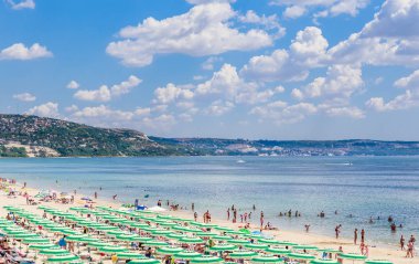 Karadeniz kıyı, mavi temiz su, kum, umbrellaand şezlong ile plaj. Albena, Bulgaristan