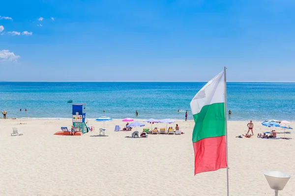 Černomořské pobřeží, Modrá čistá voda, pláž s pískem, umbrellaand lehátka. Albena, Bulharsko — Stock fotografie