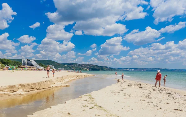 Morze Czarne Brzeg, niebieski jasny woda, plaża z piaskiem. Albena — Zdjęcie stockowe