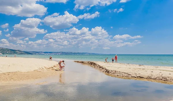 Černomořské pobřeží, Modrá čistá voda, pláž s pískem. Albena — Stock fotografie
