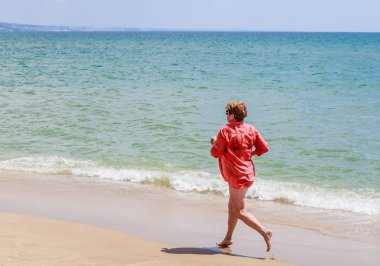 Kadın deniz kıyısı çalışır