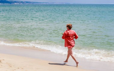 Kadın deniz kıyısı çalışır