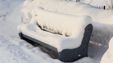 Karla kaplı tezgah kışın Park