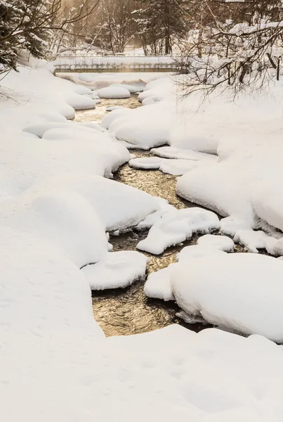 Belokurikha rzeki w zimie. Ośrodek Belokurikha, Ałtaj. Rosja — Zdjęcie stockowe