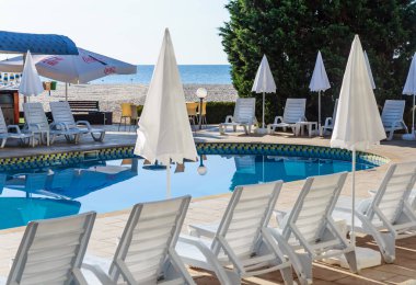 Havuzu otel topraklarında. Sabah. Resort Albena, Bulgaristan