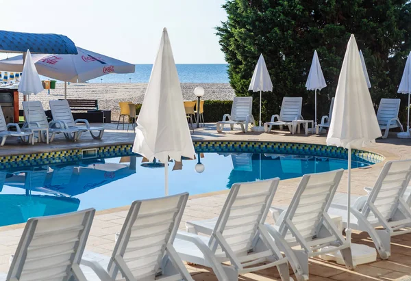 Poolen på hotel territorium. Morgon. Resort Albena, Bulgarien — Stockfoto