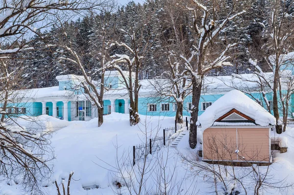 Costruzione dell'ex istituzione idropatica. Belokurikha rive, Resort Belokurikha. Altai, Russia — Foto Stock