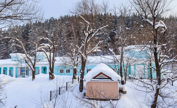 Будівля колишнього водолікувальних закладу. Belokurikha rive, Resort Belokurikha. Алтай, Росія — стокове фото