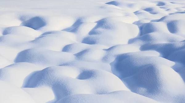 Schnee und Sonne. Hintergrund der Schneeverwehungen — Stockfoto