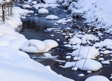 Kışın Belokurikha Nehri. Resort Belokurikha, Altay. Rusya