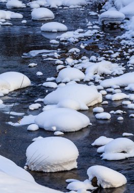 Kışın Belokurikha Nehri. Resort Belokurikha, Altay. Rusya