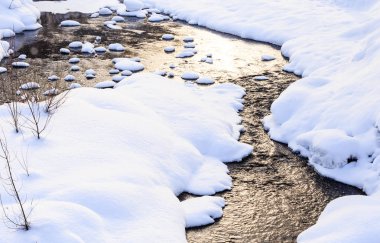 Kışın Belokurikha Nehri. Resort Belokurikha, Altay. Rusya