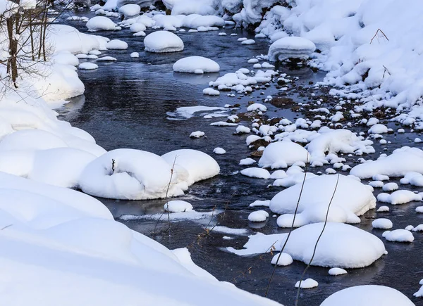 Kışın Belokurikha Nehri. Resort Belokurikha, Altay. Rusya