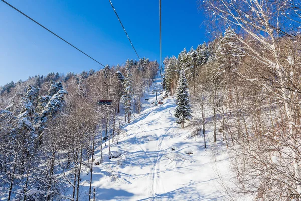 Ropeway para montanha Tserkovka no resort de Belokurikha, Alttai, Rússia — Fotografia de Stock