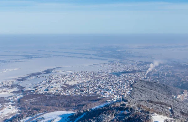 Vista dalla montagna di Tserkovka alla località turistica di Belokurikha in inverno, Altai, Russia — Foto Stock