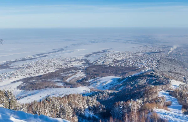 Pohled z Tserkovka mountain resort města Belokurikha v zimě, Altaj, Rusko — Stock fotografie