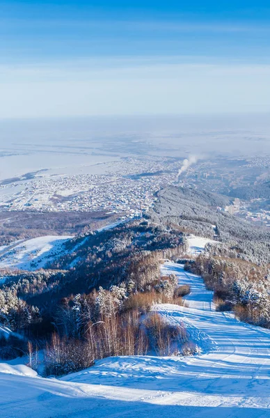Kayak tatil beldesi şehrin Tserkovka Dağı'nda yamaç olması — Stok fotoğraf