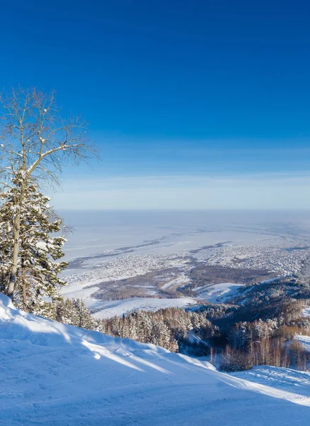 Widok z góry Tserkovka do resort miasta Belokurikha zimą, Ałtaj, Rosja — Zdjęcie stockowe