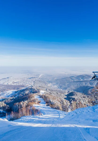 Горнолыжный склон на горе Церковка в городе курорт Бе — стоковое фото