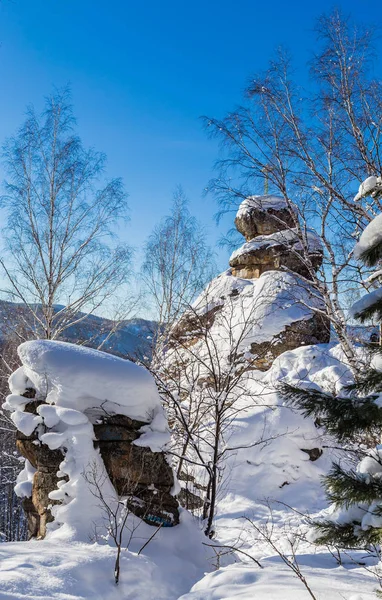 Una roccia con una croce ortodossa. Chiesa di montagna. Resort Belokurikha, Altai, Russia — Foto Stock