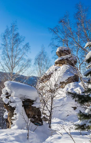 Una roca con una cruz ortodoxa. Iglesia de la montaña. Resort Belokurikha, Altai, Rusia —  Fotos de Stock