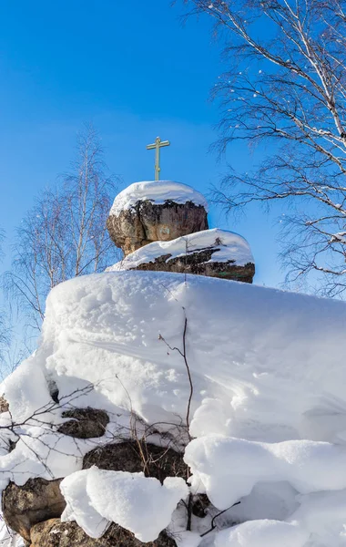 A rock with an Orthodox cross. Mountain Church. Resort Belokurik — Stock Photo, Image