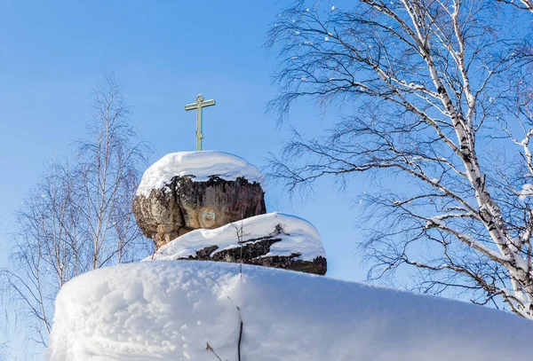Una roccia con una croce ortodossa. Chiesa di montagna. Resort Belokurik — Foto Stock