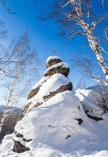 Una roccia con una croce ortodossa. Chiesa di montagna. Resort Belokurik — Foto Stock