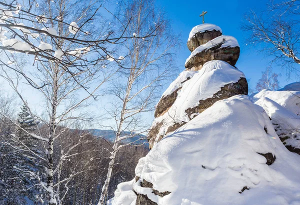 Una roca con una cruz ortodoxa. Iglesia de la montaña. Resort Belokurik —  Fotos de Stock
