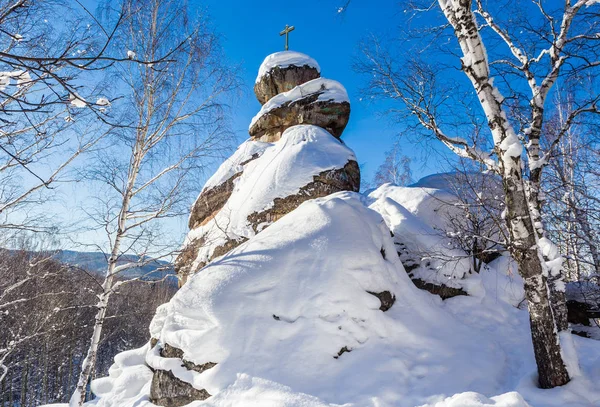 Uma rocha com uma cruz ortodoxa. Igreja da Montanha. Resort Belokurik — Fotografia de Stock