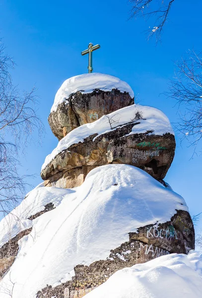 Una roccia con una croce ortodossa. Chiesa di montagna. Resort Belokurik — Foto Stock
