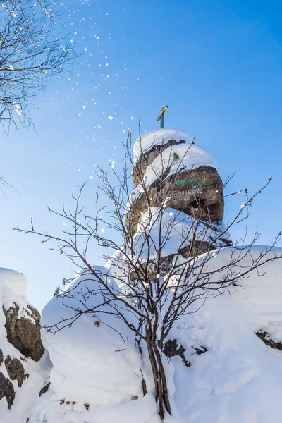 一种岩石的东正教十字架。山教会。俄罗斯阿尔泰度假村 Belokurikha — 图库照片