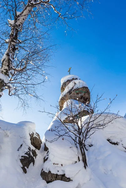 Rock s pravoslavný kříž. Horský kostel. Belokurikha Resort, Altaj, Rusko — Stock fotografie