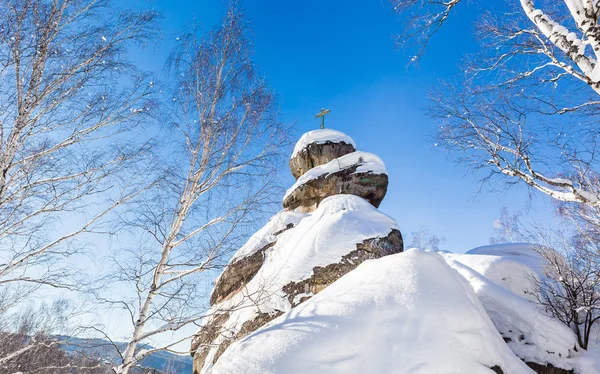 A rock with an Orthodox cross. Mountain Church. Resort Belokurikha, Altai, Russia — Stock Photo, Image