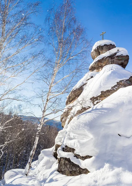 Uma rocha com uma cruz ortodoxa. Igreja da Montanha. Resort Belokurikha, Altai, Rússia — Fotografia de Stock
