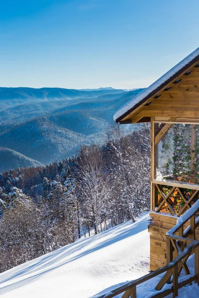 Vista dalla montagna di Tserkovka alle montagne Altai in inverno — Foto Stock