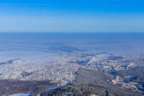 Vista dalla montagna di Tserkovka alla città turistica di Belokurikha. Altai, Russia — Foto Stock