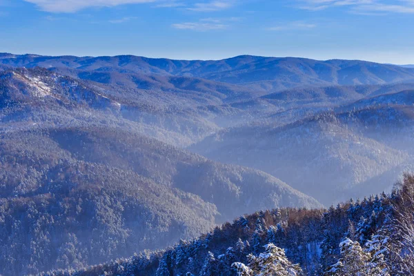 Pohled z hory Tserkovka v pohoří Altaj v zimě. — Stock fotografie