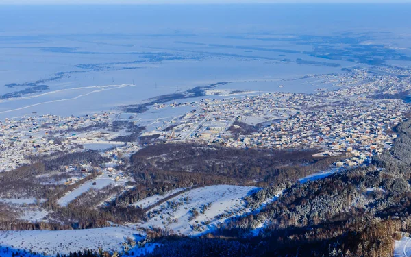 Blick vom Zarkovka-Gebirge auf den Kurort Belokurikha. altai, russland — Stockfoto