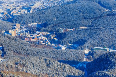 Tserkovka dağdan resort kasaba Belokurikha için kışın, Altay, Rusya görüntüleyin.